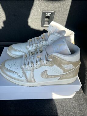 Nike Jordan 1 Mid SE Women's Shoes Metallic Team Gold Sz 12W/10.5M HV5159 100